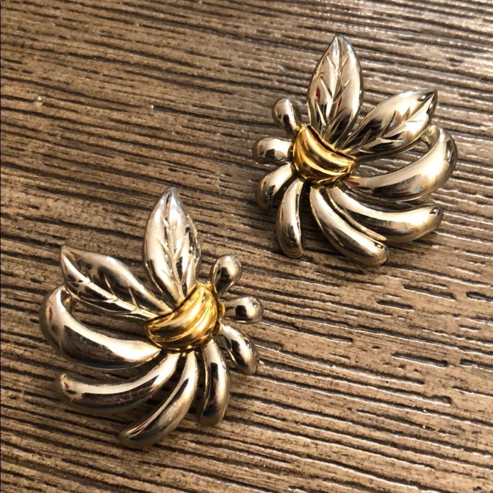 Vintage Silver Tone Floral Earring w/ Gold Accent